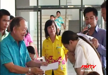 Nongprue mayor Mai Chaiyanit hands over much needed aid to storm victims.